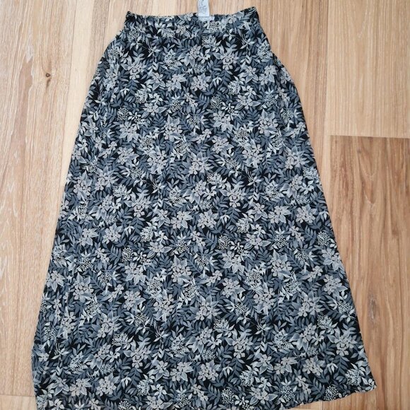 Black and white floral maxi skirt with elastic waist and pockets #cottagecore - Picture 1 of 3